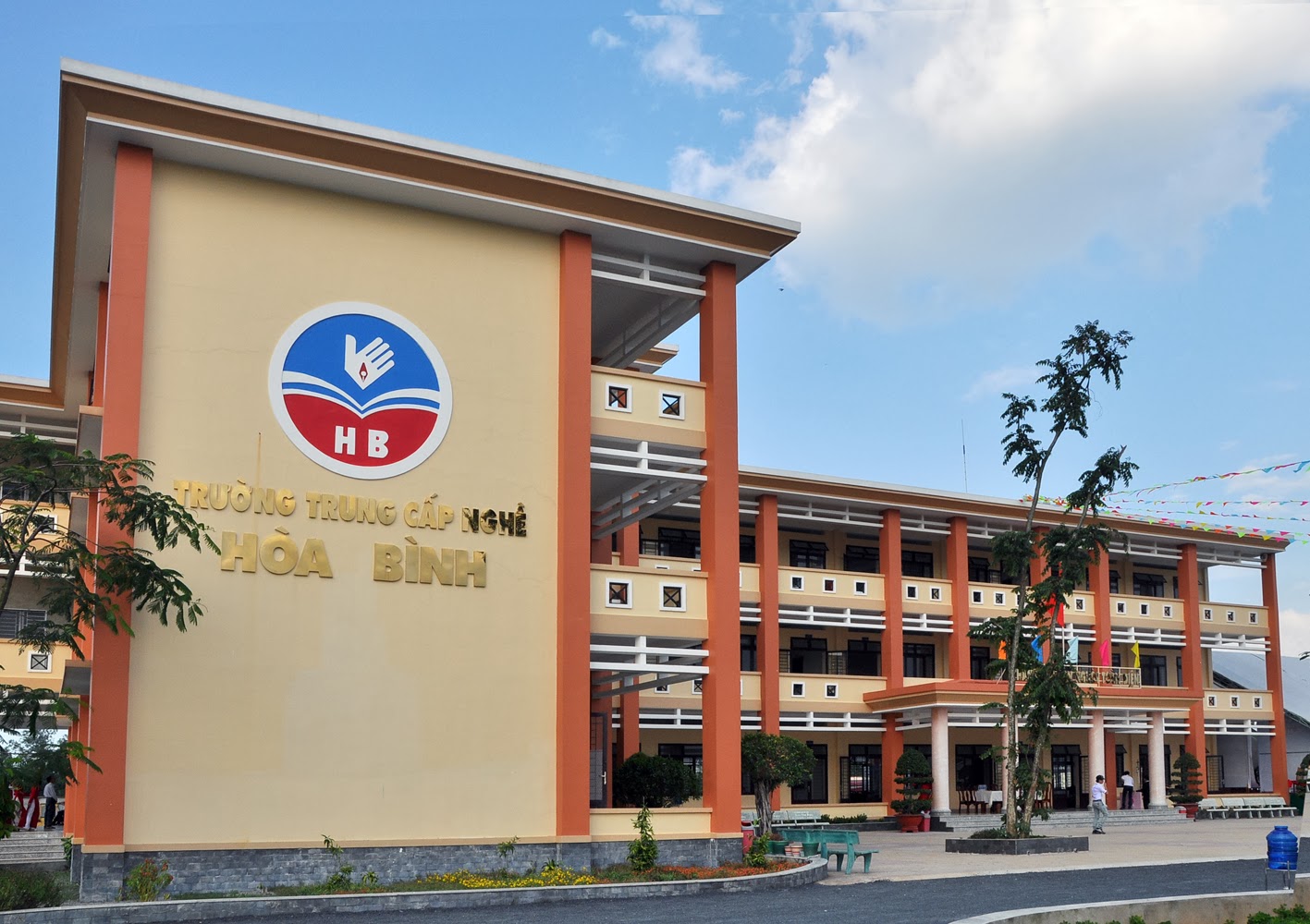 Hoa Binh- primer centro politécnico de cristianos vietnamitas